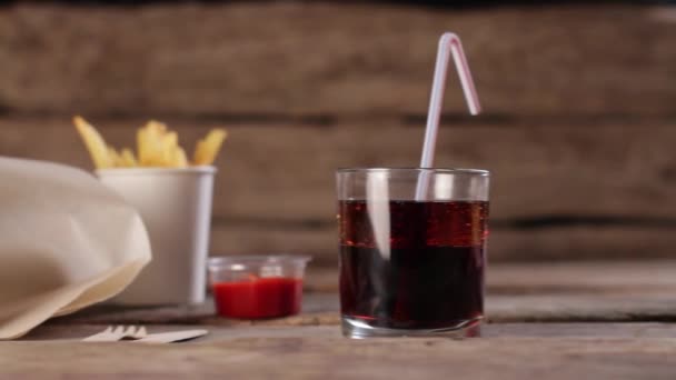 Burger con cola e salsa . — Video Stock