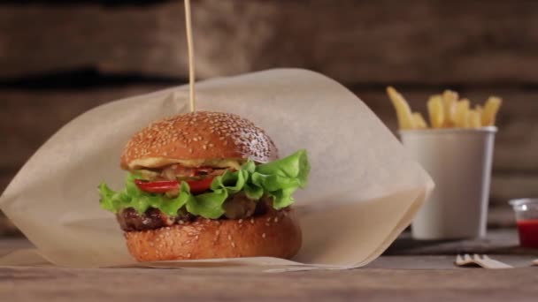 Cheeseburger con cola e patatine fritte . — Video Stock