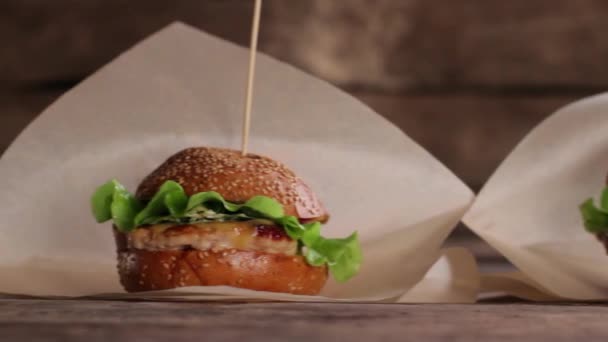 Hamburguesas con palos en la mesa . — Vídeos de Stock