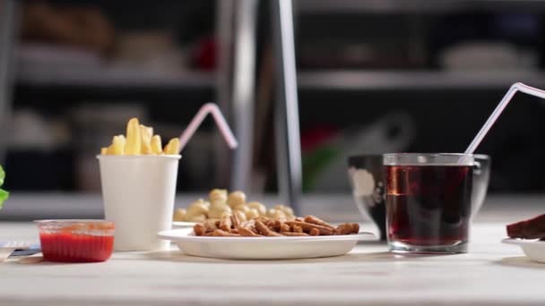 クラッカーとテーブルの上のハンバーガー. — ストック動画