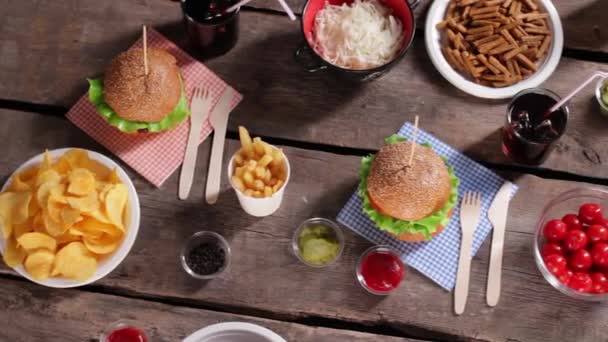 Papas fritas y tomates cherry . — Vídeo de stock