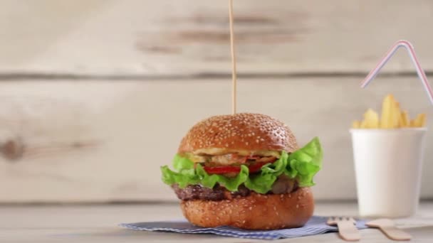 Bardak kola ile Burger. — Stok video