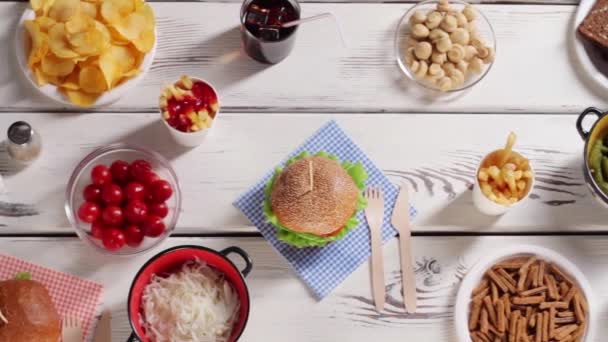 Hamburguesa y tazón de encurtidos . — Vídeos de Stock