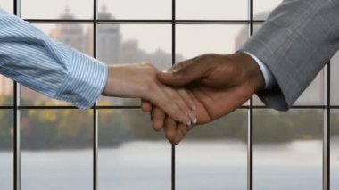 Genç kadının el sallayarak işadamı.