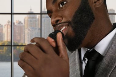 Afro şarkıcı holding mikrofon.