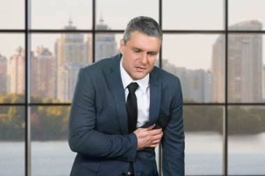 Olgun erkeğin kalp ağrısı vardır.