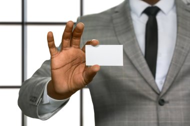 Afro işadamı ziyaretçi kartı tutan.