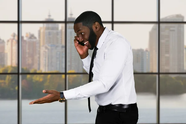 Vänlig svart kille med mobiltelefon. — Stockfoto