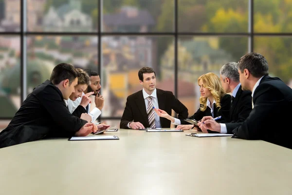 Beamte sitzen und reden. — Stockfoto