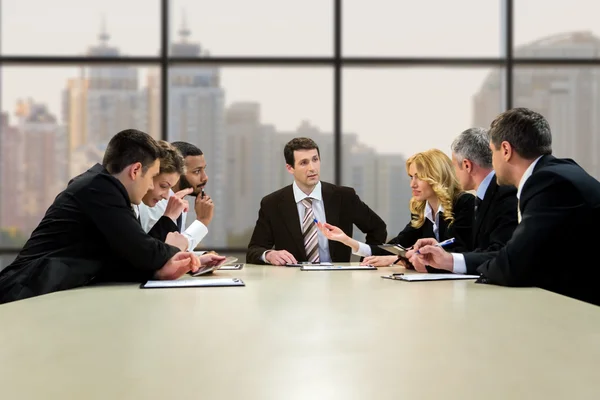 Empresarios hablando en la mesa . — Foto de Stock