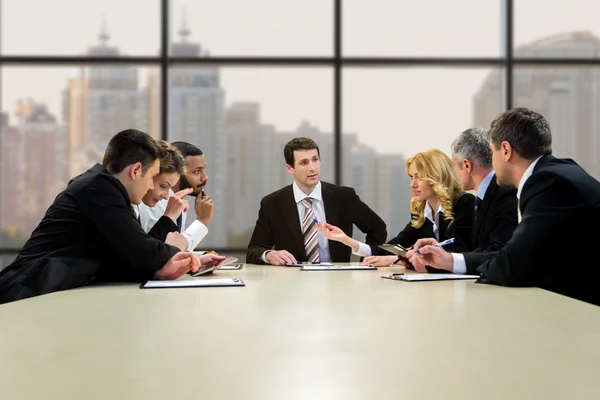 Des hommes d'affaires parlent à la table . — Photo