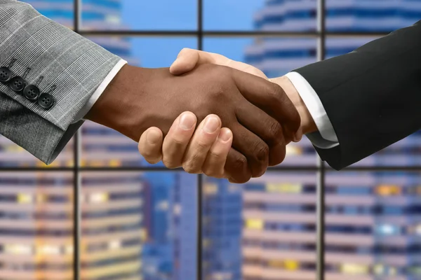 Afro and caucasian businessmens handshake. — Stock Photo, Image