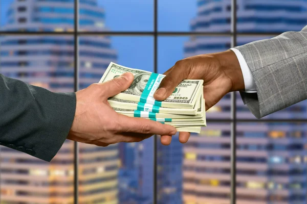 Businessmanovi ruku berou velké peníze. — Stock fotografie