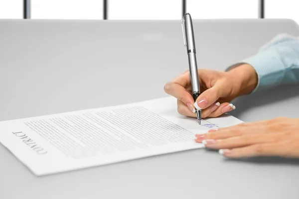 Empresariales mano firma un documento . — Foto de Stock