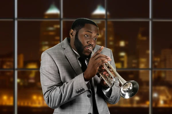 Expressive afro guy jouer de la trompette . — Photo