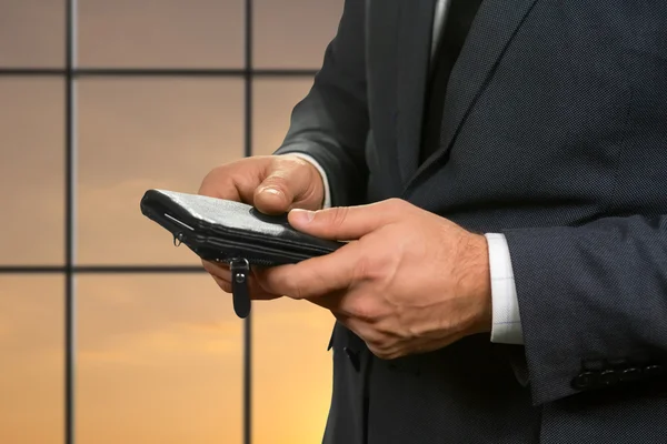Vuxen businessmans händer som håller plånbok. — Stockfoto