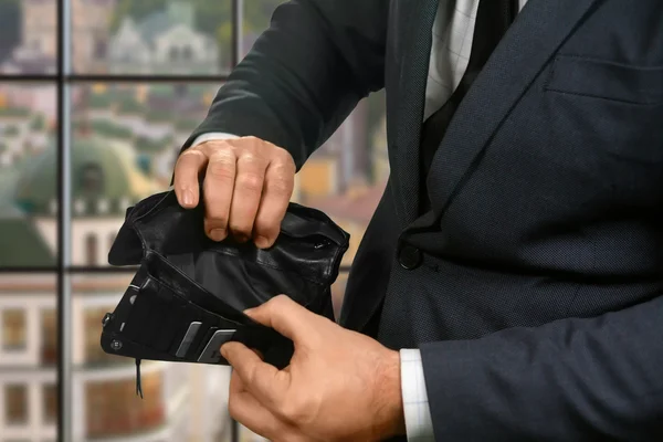 Порожній гаманець в руках бізнесменів . — стокове фото