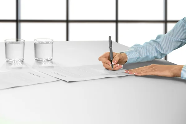 Businesswomans mano firma documento . —  Fotos de Stock