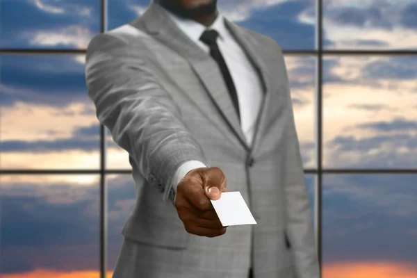 Homem de negócios preto dando cartão de visita . — Fotografia de Stock