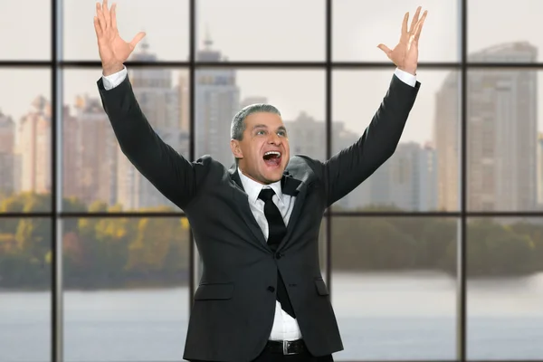 Feliz hombre de negocios con los brazos levantados . — Foto de Stock