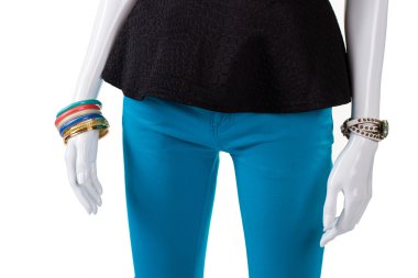 Siyah top ve renkli bilezikler.