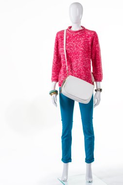 Pembe kazak ve katlanmış pantolon.