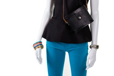 Siyah top ve vintage çanta.