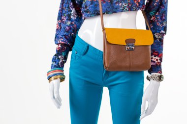 Deri çanta ile kısa üst.