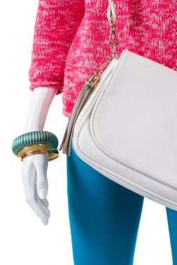 Çizgili bilezik ve beyaz çanta.