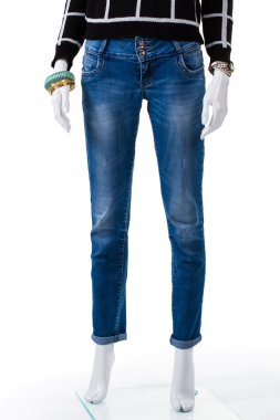 Mavi jeans ile karanlık kazak.