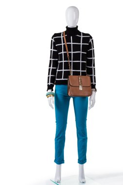 Kahverengi çantalı siyah kazak.