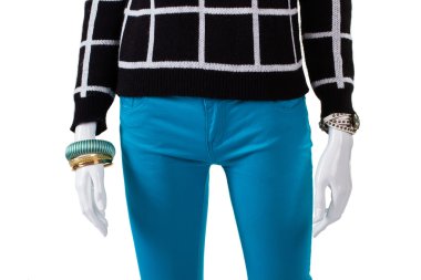 Turkuaz pantolon ile kareli kazak.