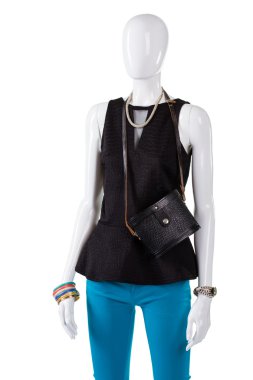 V yaka üst ve vintage çanta.