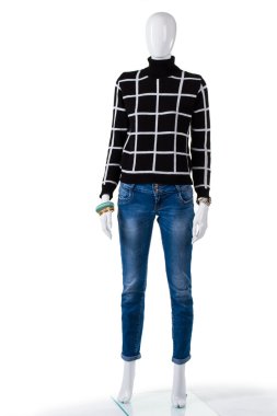 Kot ile siyah damalı kazak.