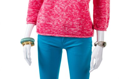 Pembe kazak ile turkuaz pantolon.