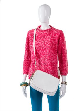 Pembe kazak ve beyaz çanta.