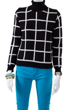 Karanlık kareli kazak pantolon ile.