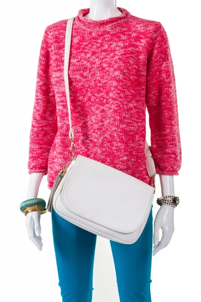Fehér kézitáska a rózsaszín pulóver. — Stock Fotó