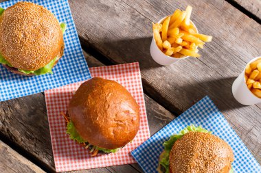 Hamburger patates kızartması ile peçete üzerinde.
