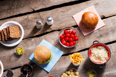 Domates ve ekmek ile hamburger.