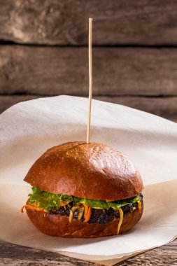 Şişte lezzetli burger.