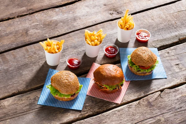 Hamburgers en friet met ketchup. — Stockfoto