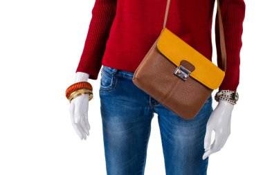 Kırmızı kazak renkli aksesuarlarla.