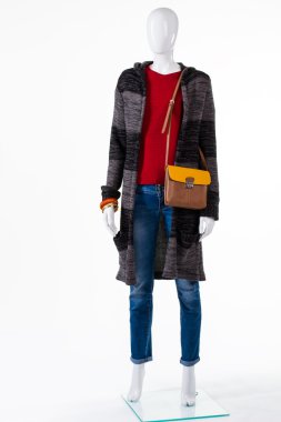 Kazak ceket ve bicolor çanta.