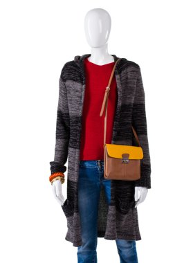 Deri çanta ve kazak ceket.