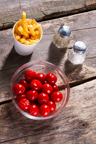 Tomates y papas fritas con sal . — Foto de Stock