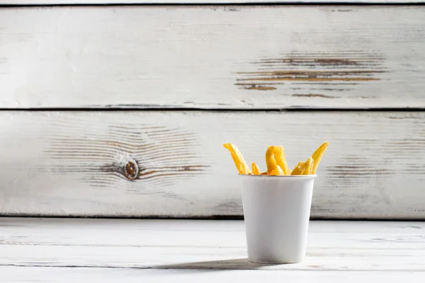 Xícara de batatas fritas . — Fotografia de Stock