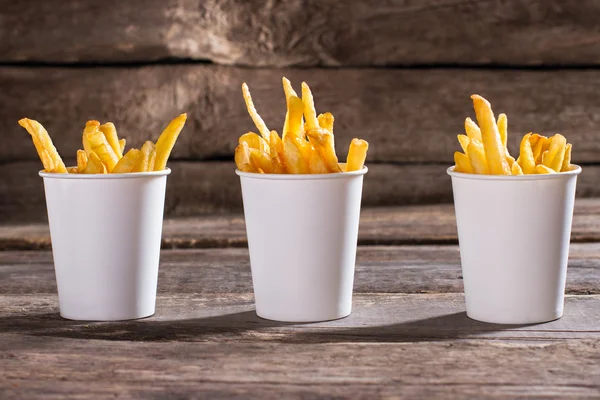 Papas fritas en tazas . — Foto de Stock