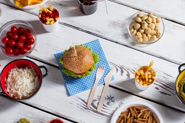 Burger, petrol ve domates.