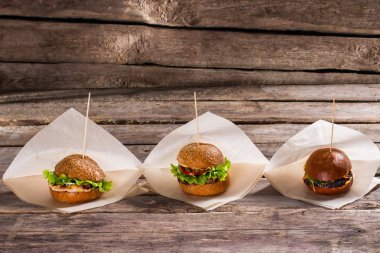 Sopa üzerinde farklı burger.